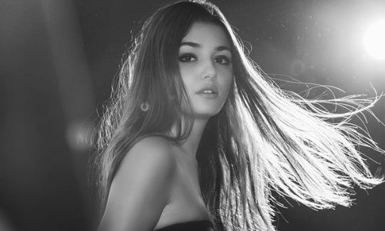 SezenliGece's tweet photo. GeceGüzelimiz HandeErçel https://t.co/olJawcWNmH