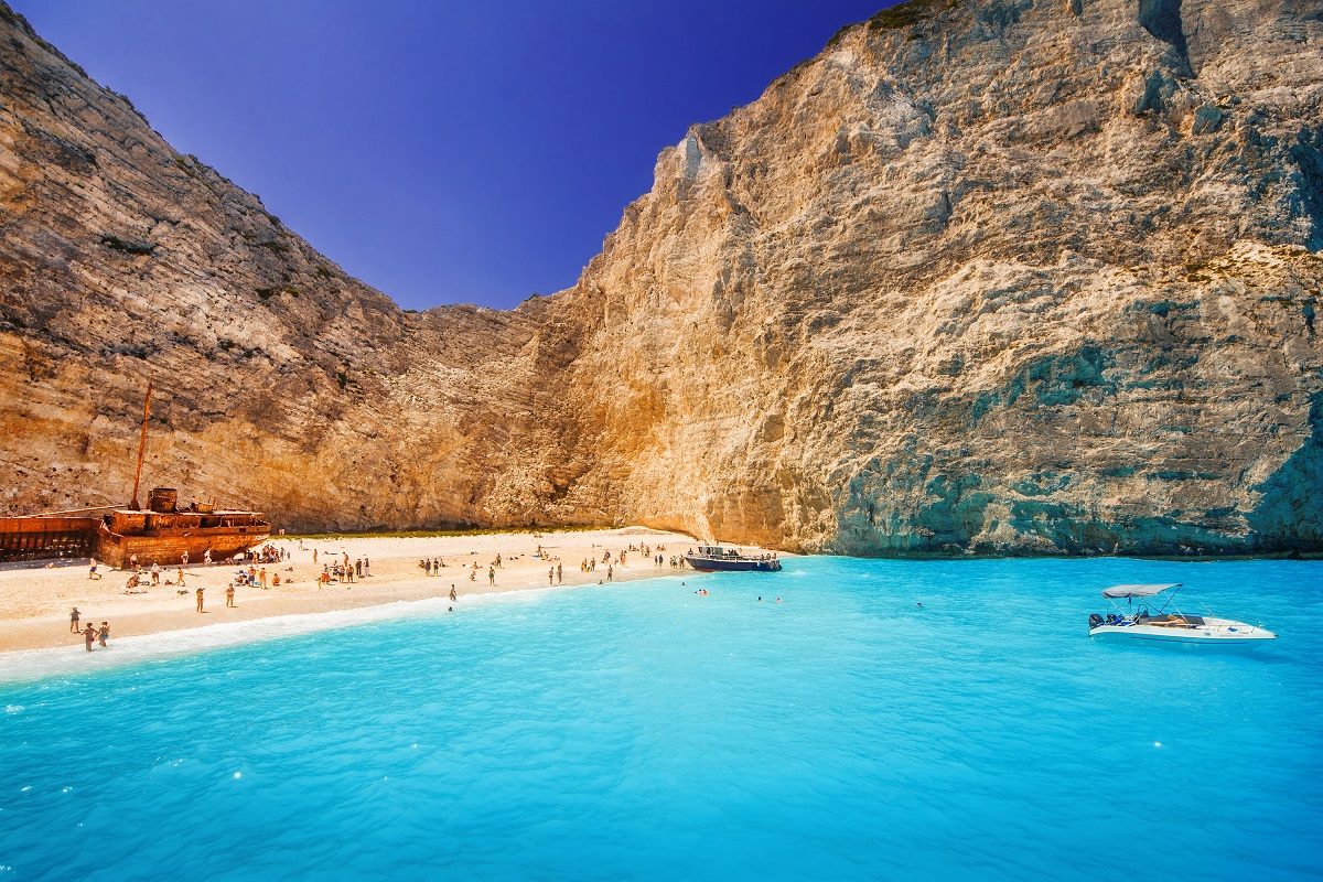 DiscoveryLA's tweet photo. Cuando piensas en la playa de tus sueños seguro es parecido a La playa del naufragio en la isla griega de Zakynthos https://t.co/qOp4fEz0hG