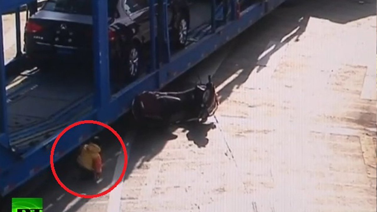 WATCH VIDEO Miracle saves boy from death or serious injury after being run over by truck bit.ly/1QyyRMg?utm_me… https://t.co/GTnQ90mQqe