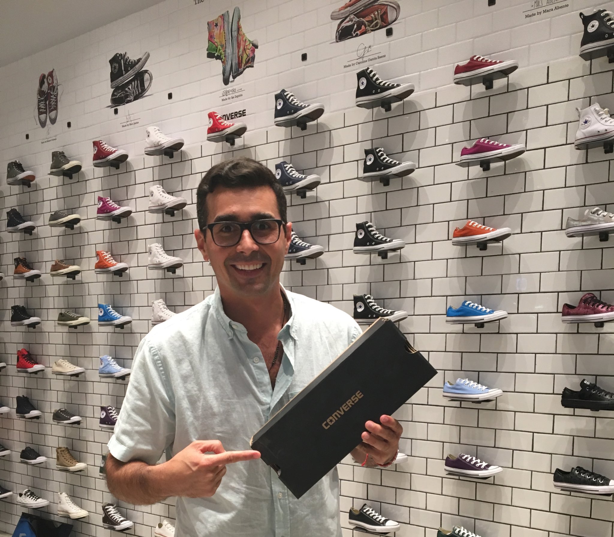 Andres Guschmer Tamariz on X Ahora si. Despues del programa vine al Mall y finalmente elegi los converse azules bacansisimos https t xWBw30L626 X