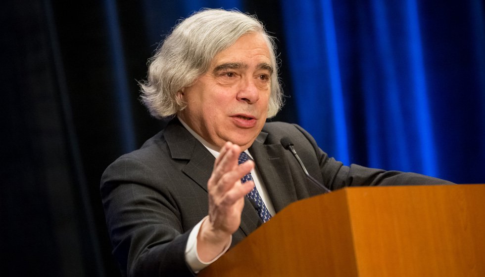 MIT's tweet image. At #MITEC2016, U.S. @Energy Secretary @ErnestMoniz touts opportunities in energy mitsha.re/Z5iZ8