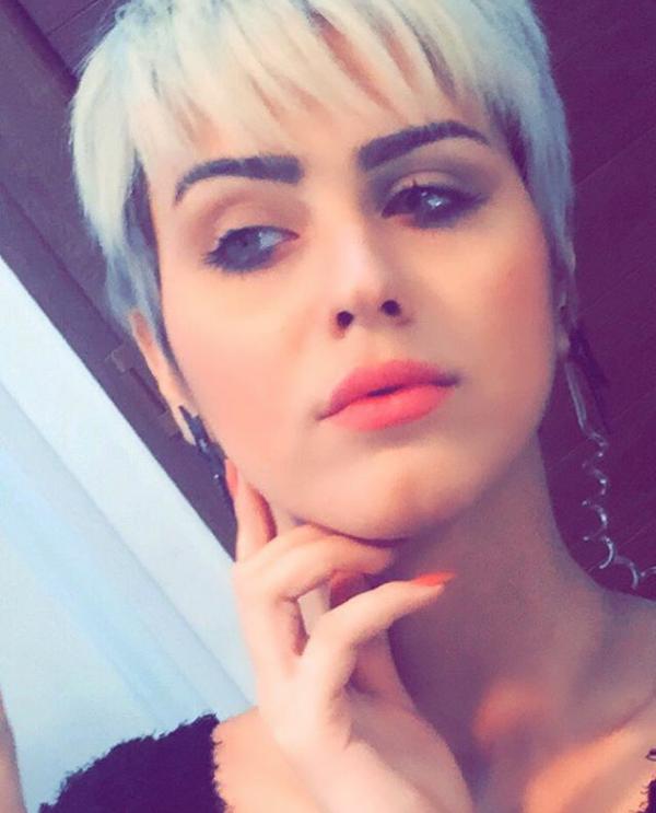 لَم يـَبقَى لِي اَأحَـد :
تَساقَطـُوآ مِنَ الَقَلبِ كـَ أَورآقِ خَريف ؛
فـَ بَقيَ الجِذعُ وَحِيدأً يَحلُمُ بـورقةْ!