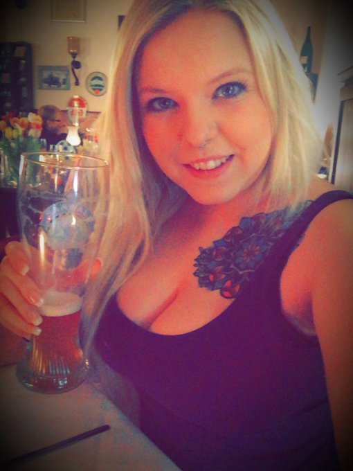 Erstes Bier ist leer 😂 was geht bei euch heute Abend ? 😘 #endlichwochenende #biermachtfröhlich https://t