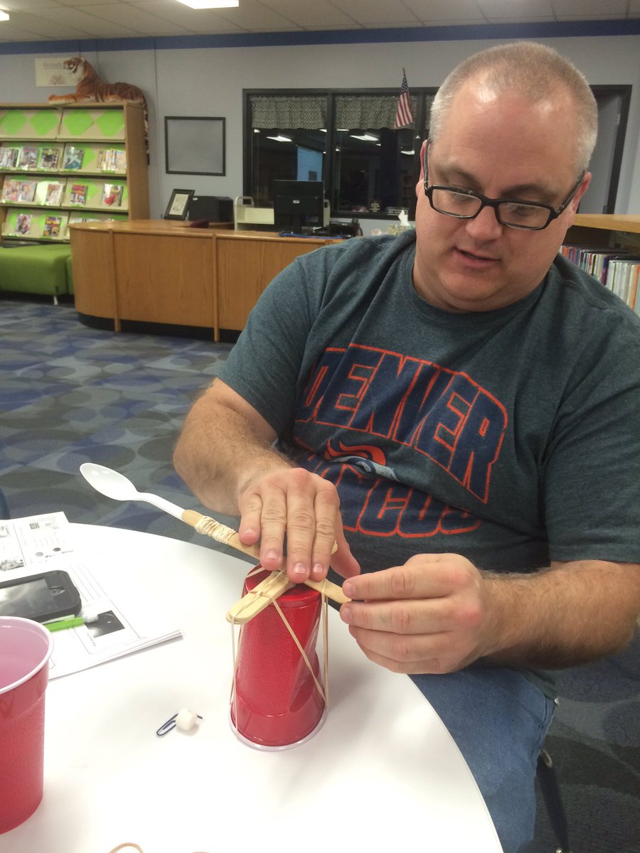 lairsclass's tweet image. @MrMixclass constructing a pumpkin chunkin catapult! #rhe6thgrade #sciencerocks