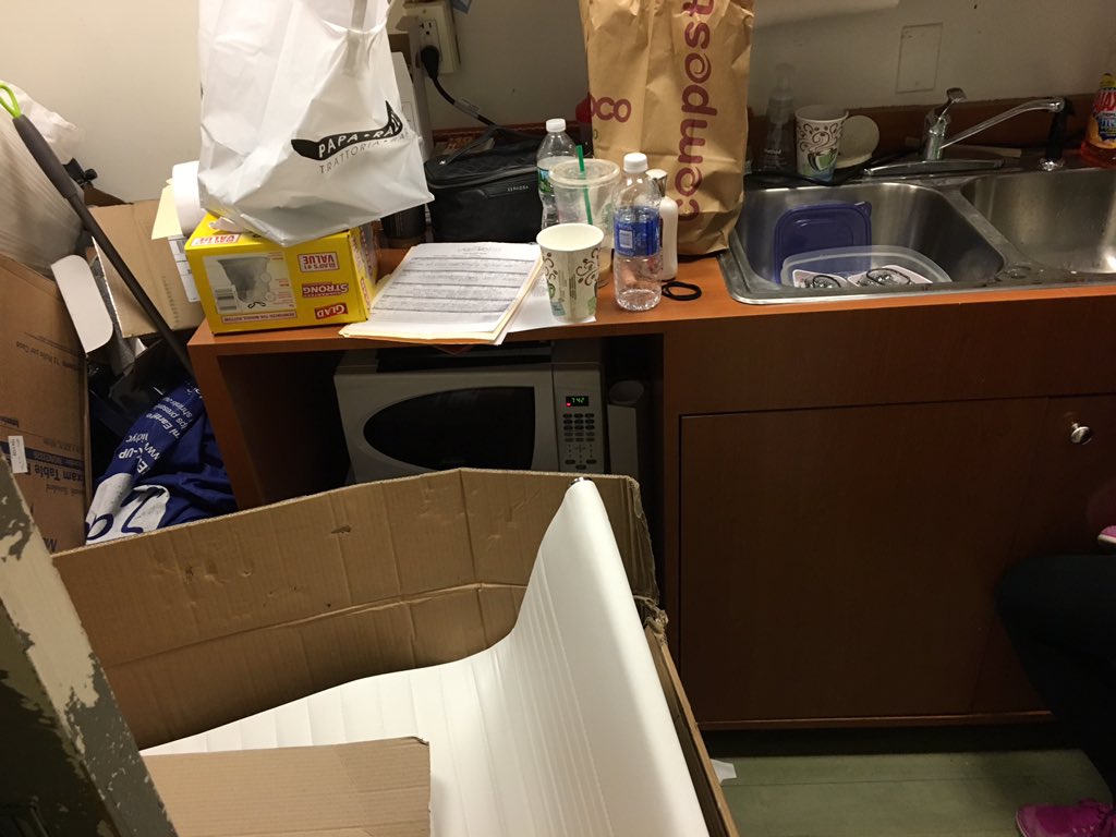 BEEELEIGHH's tweet photo. Okay guess we'll eat in the hallway today 👌🏻 https://t.co/P1oFimysDL
