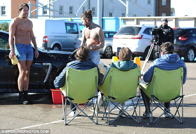 Towiecenter's tweet photo. @Jakehall01 &amp; @tommy_mallet &amp; @RealJamesArgent &amp; @P_Wicks01 &amp; @JamesLock__ #filmingoutside https://t.co/FiHcVgJj3X