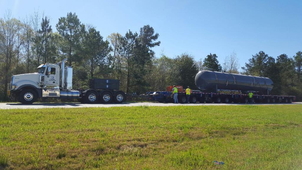 HansaMeyerUSA's tweet photo. Moving a 195,000 lb Slug Catcher using our #HansaMeyer equipment! #HMGT #HeavyHaul #Tranport https://t.co/4nJLF81Ils