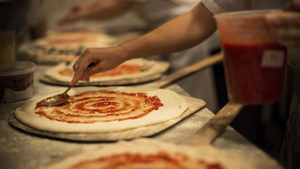 Eater's tweet photo. Italy wants Unesco to give Neapolitan pizza the respect it deserves https://t.co/7nWvwpn1Fw https://t.co/JG6iOaqd5e