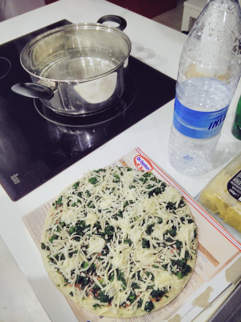 Telmometro's tweet photo. Mi novia quiere que me coma el anticristo de las pizzas. Pizzas con espinacas. https://t.co/6dpJgiYAwY
