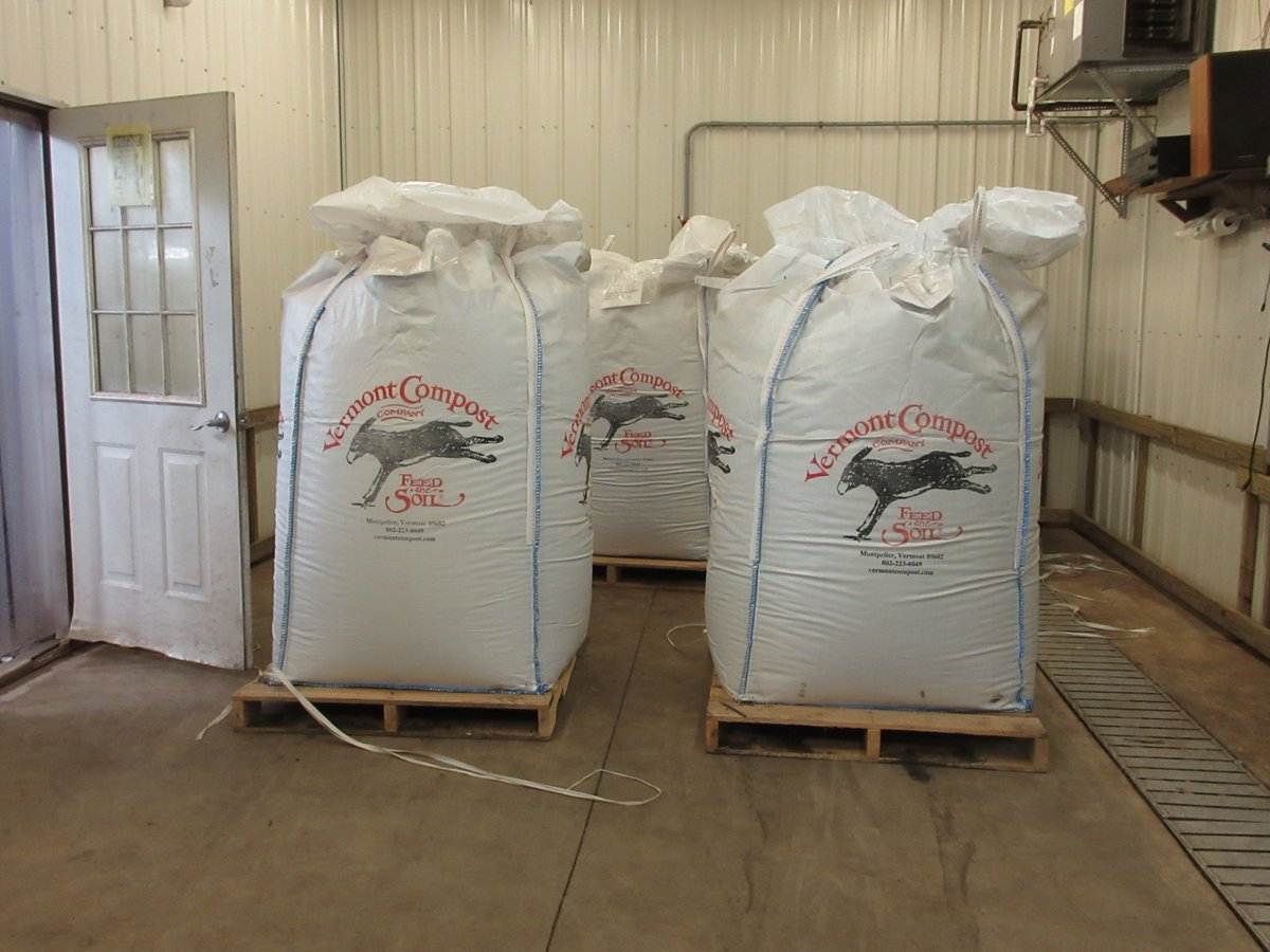 featherstonefv's tweet photo. Off with winter jackets & wash suits; in with soil & flats #2016Seeding is on, friends! #greenhouse #springcleaning https://t.co/0Xdb5krzl0