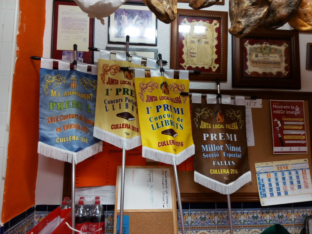 TautFalla's tweet image. No cabem dins la pell! Millor llibret, portada, ninot, escenografia i 2ns en teatre! #amuntTaüt