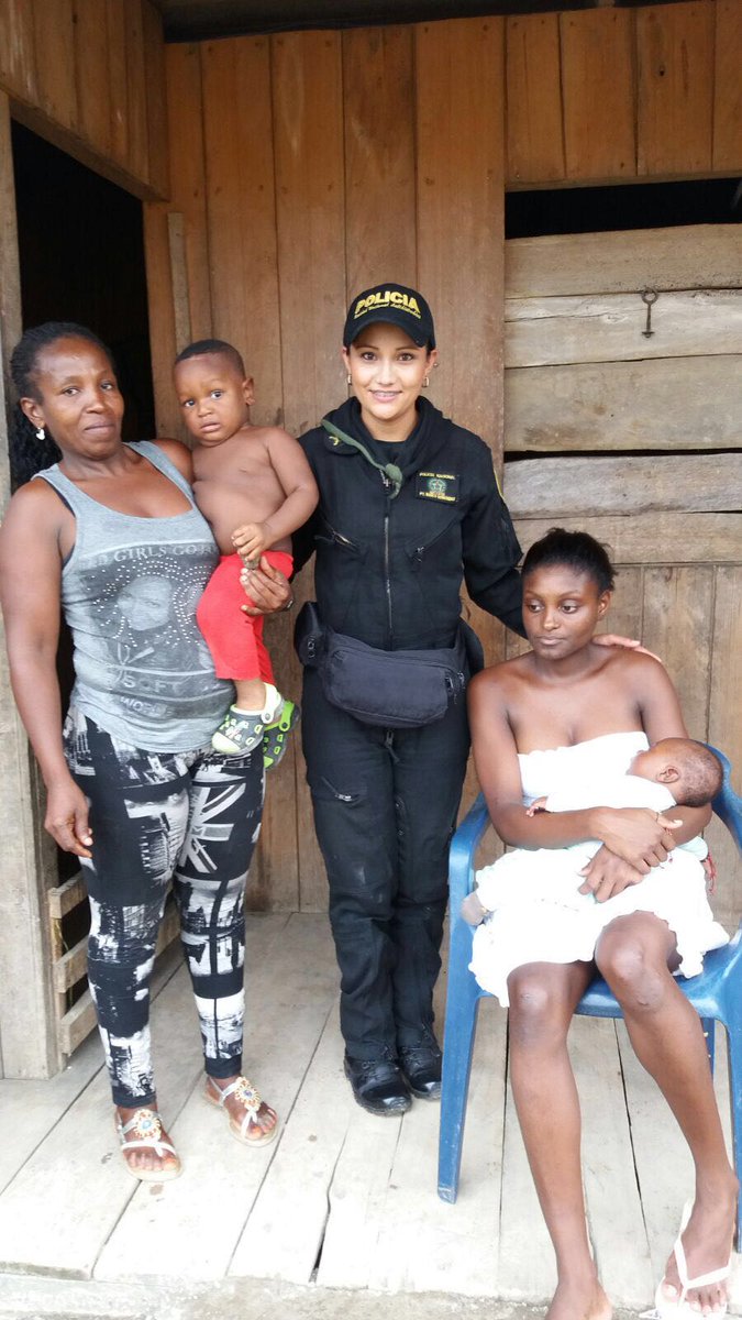 PoliciaColombia's tweet photo. Nuestro ESMAD tuvo una gran acogida en #Chocó, donde realizaron actividades lúdicas y recreativas. https://t.co/NiCMjcOXBU