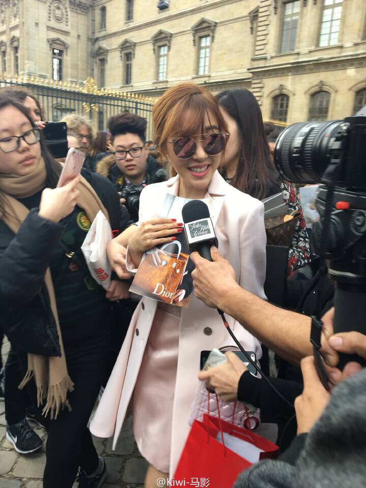 [PIC][03-03-2016]Tiffany khởi hành đi Pháp để tham dự "Paris Fashion Week 2016" vào sáng nay - Page 2 Ccv-0OzVIAApQnB
