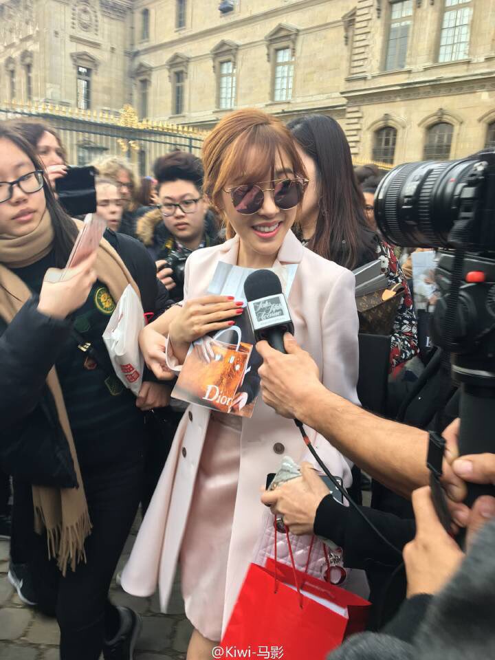 [PIC][03-03-2016]Tiffany khởi hành đi Pháp để tham dự "Paris Fashion Week 2016" vào sáng nay - Page 2 Ccv-0PcUUAAv2XO