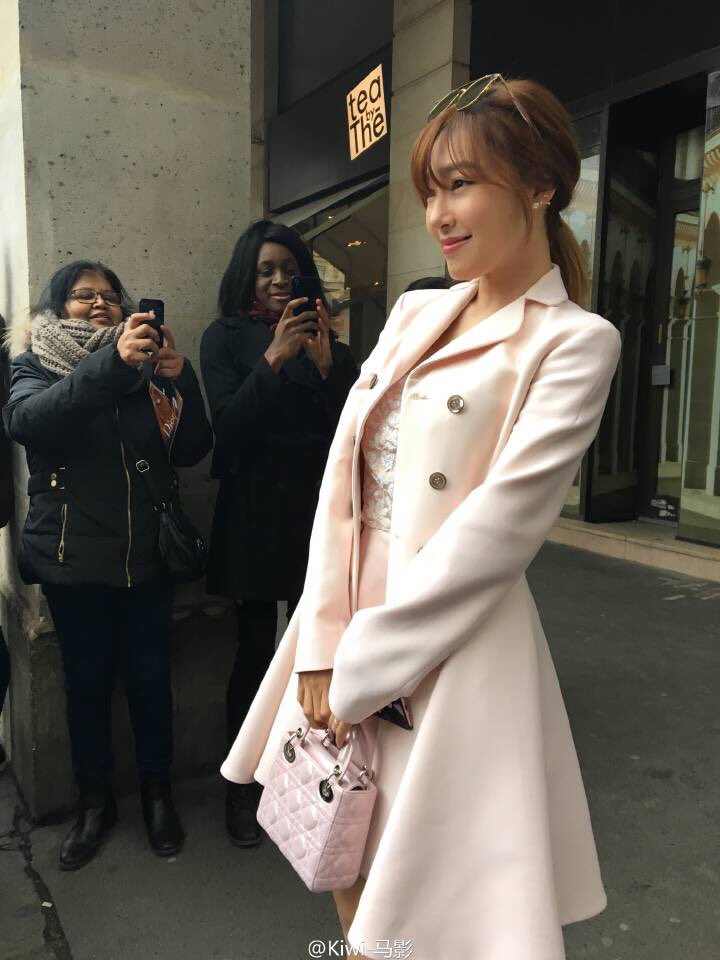[PIC][03-03-2016]Tiffany khởi hành đi Pháp để tham dự "Paris Fashion Week 2016" vào sáng nay - Page 2 Ccv-0QhUsAAv4Dx