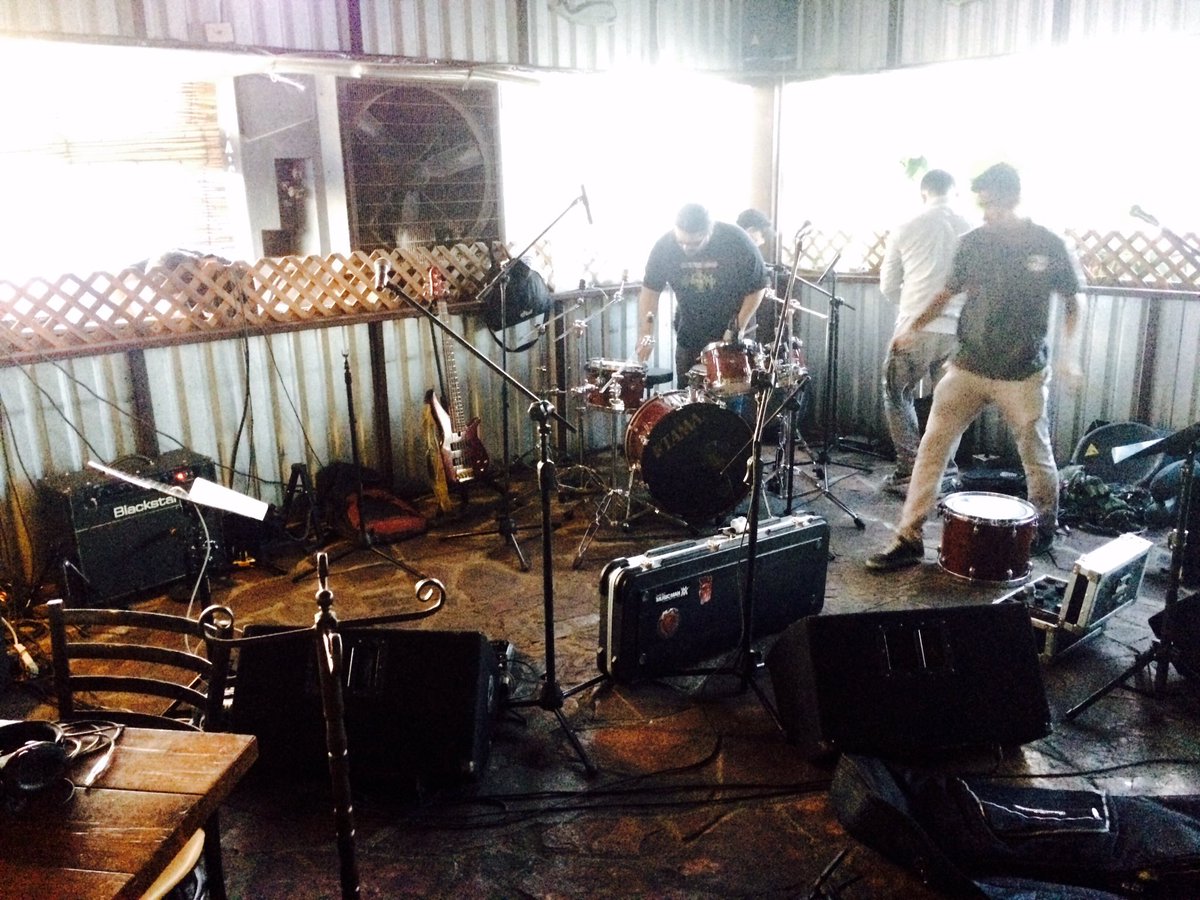 element_rock's tweet photo. Montando todo para el show de esta noche! 8 pm en Punto y Coma! Rockkkkkk https://t.co/Q3OZuPIIBQ
