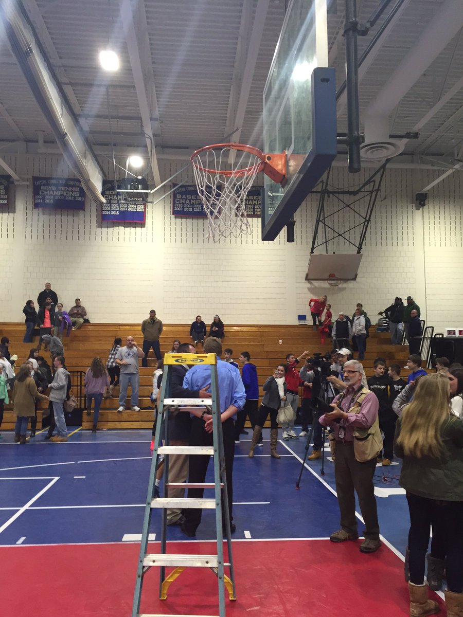 BA_Peel's tweet photo. The boys pulled it off!  47-44 over New London. Now its net-cutting time!!! https://t.co/jSrmGDgPLK