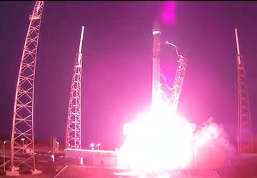 #NerdyNews #SpaceX tries, tries again -- and successfully launches satellite #Falcon9 bit.ly/21OKl5r?utm_me… https://t.co/unTBJMopy7