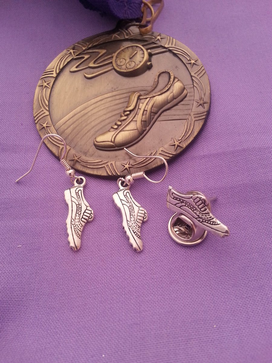 cacbentonco's tweet photo. The first 100 Glow Run registrants receive a special running shoe tie tack or running shoe earrings! #CACGlowrun https://t.co/sWlT2pcNzJ