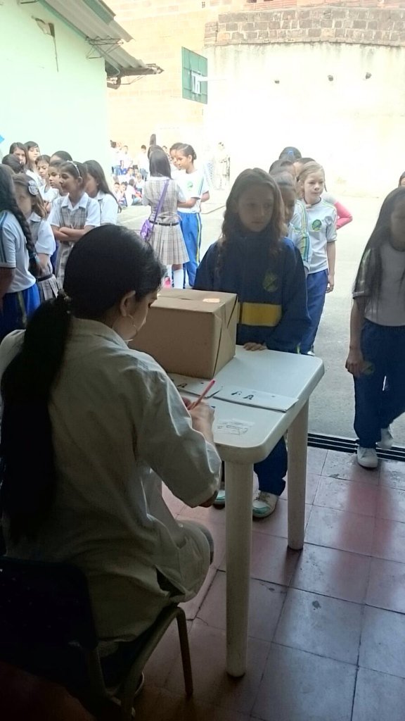 juanpagolo's tweet photo. Recorrimos las Instituciones Educativas de la ciudad en la jornada de elección de los #PersoneriasEscolares https://t.co/GsIkLyn5r1