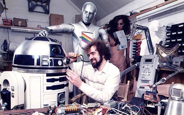 laverdadweb's tweet photo. Hallan muerto al creador de R2-D2, robot de Star Wars https://t.co/FJCOCbREyc https://t.co/0jFOBOss50
