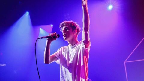 DCHomos's tweet photo. Twenty-Year-Old, Openly Gay Troye Sivan Is the Next Prince of Pop 

https://t.co/HRBGXHplhw https://t.co/fhqhyfgWW3