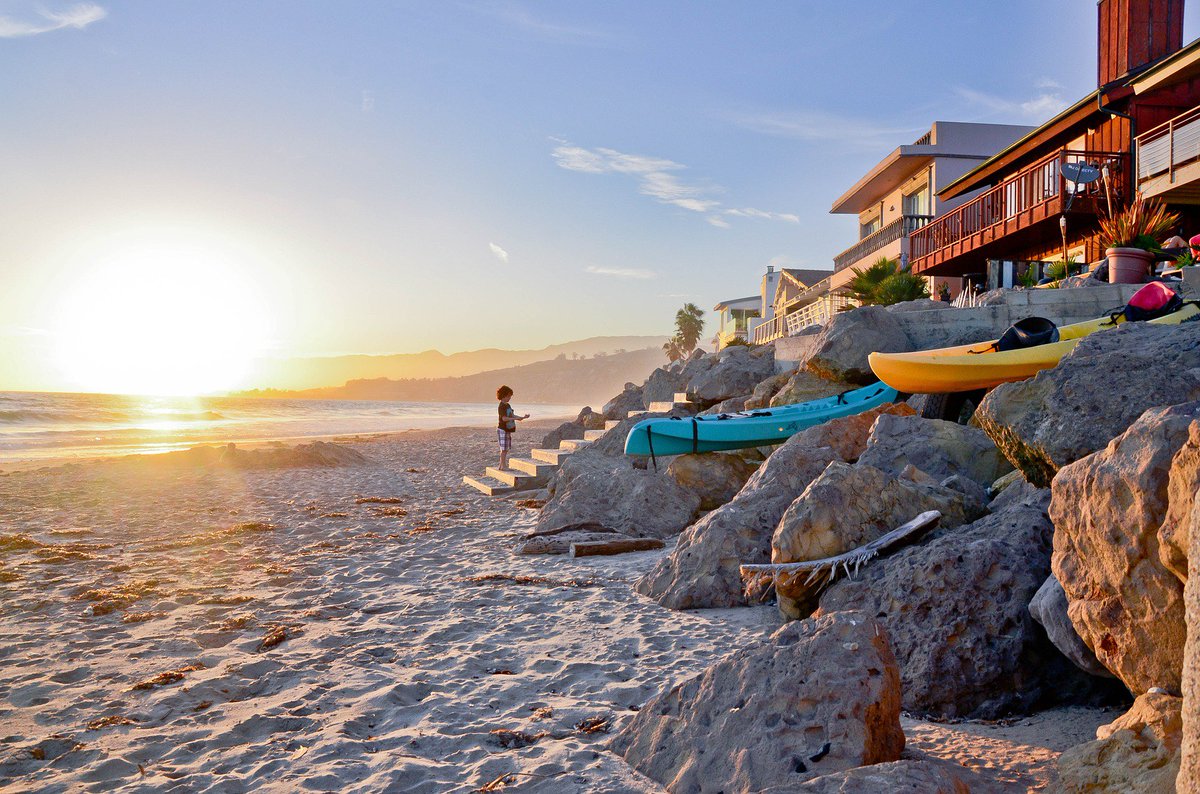 FlyGTF's tweet photo. Spring deal alert! Flights to Los Angeles start at only $219 roundtrip! #SpringDeal #FlyGTF https://t.co/IPSq31i4Vd https://t.co/aASZrzVox9