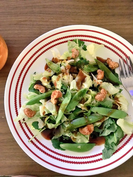Kale and iceberg lettuce with snap peas, toasted coconut cashews, and ginger sesame dressing 🍴🌿😛 #healthyeating<a href="/tag/healthyeating"class="tags"><span>#healthyeating</span></a>