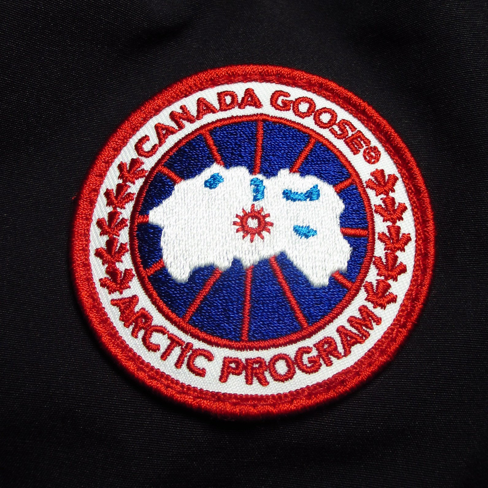 Canada goose logo noir hotsell