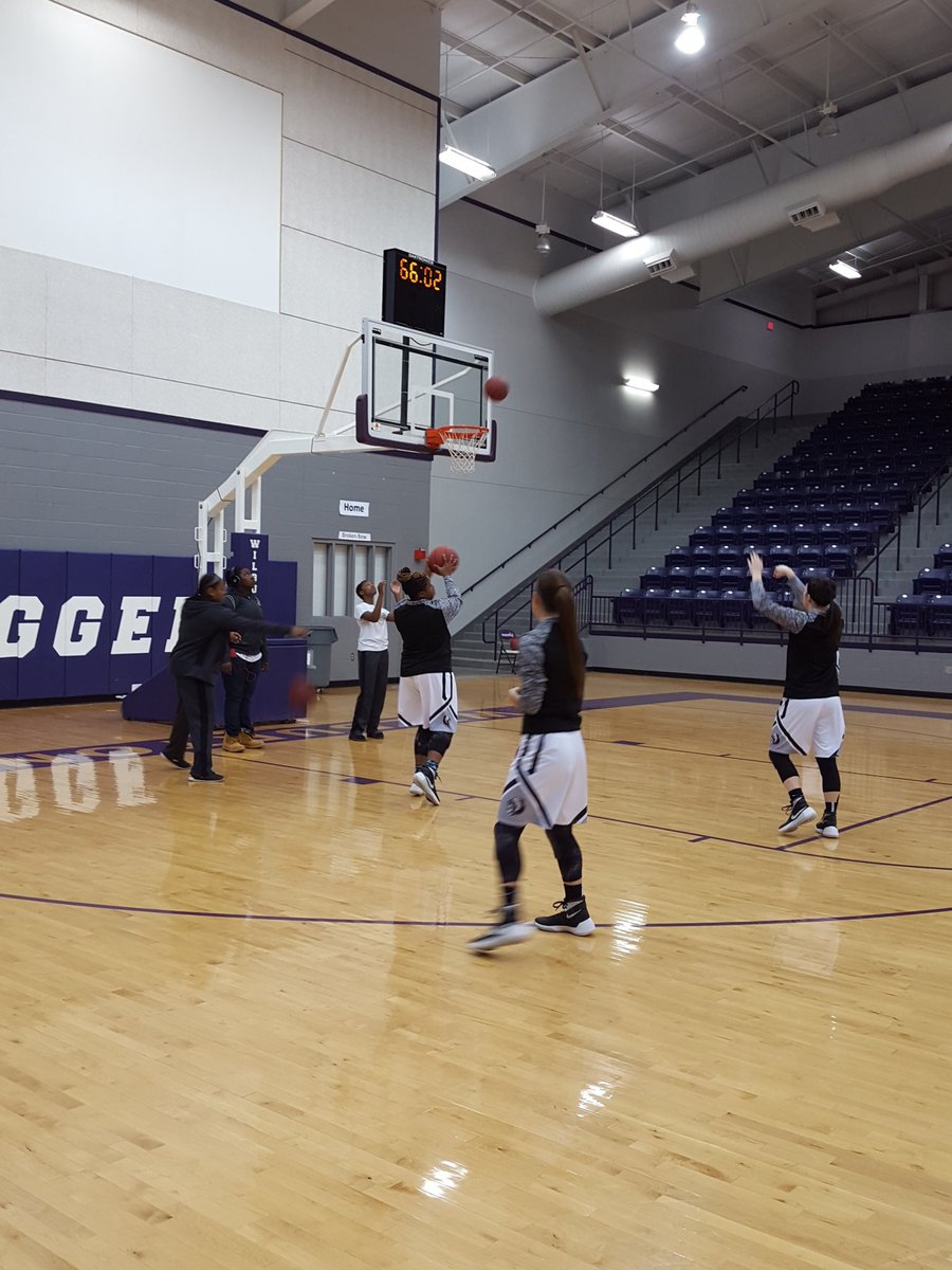 Lemon_Slabaugh's tweet image. Getting use to the rims before the game #WeRNotScared #StepThree