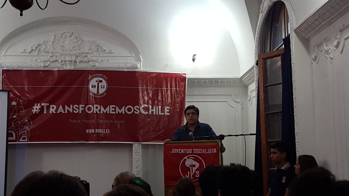 EmeVaras's tweet photo. Nstro cndiato a pdte. @vdiazescobar ntregndo palabras para #NMSocialistaJoven #EleccionesJS2016 #TransformemosChile https://t.co/O0zClj38mJ