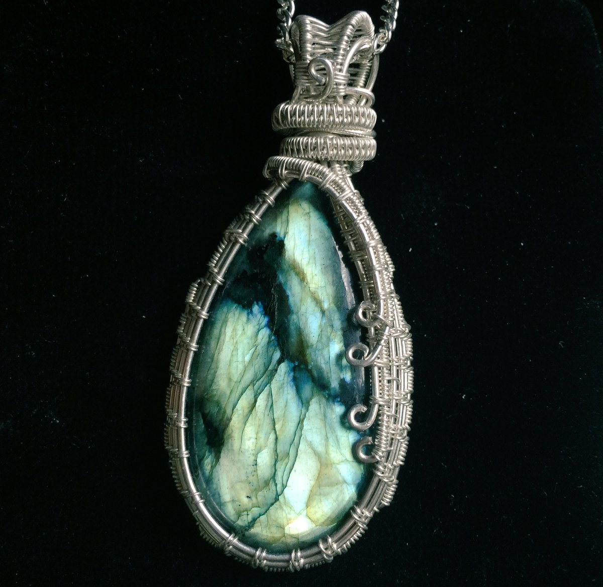 wickedwirewraps's tweet photo. Another recent work! NFS! #wickedlywrappedwires #labradorite #silver #wirewrap #ooak! https://t.co/svUigbLg1B