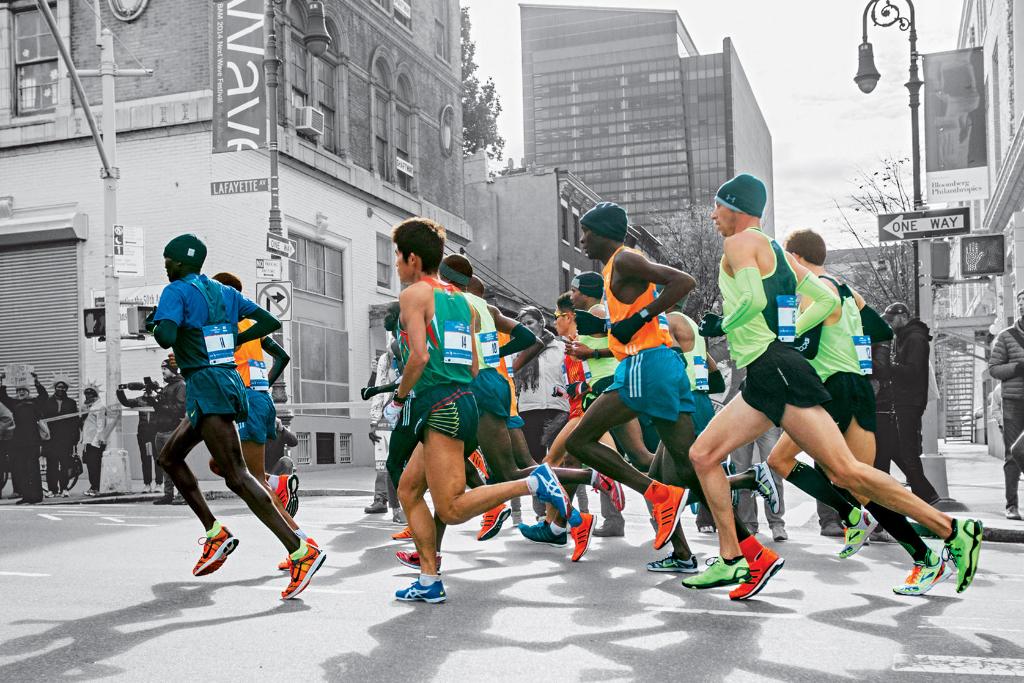 runnersworld's tweet photo. Use these strategies to get the most out of racing in a pack: https://t.co/Lfy4obSpBi https://t.co/F4n2u69pwM