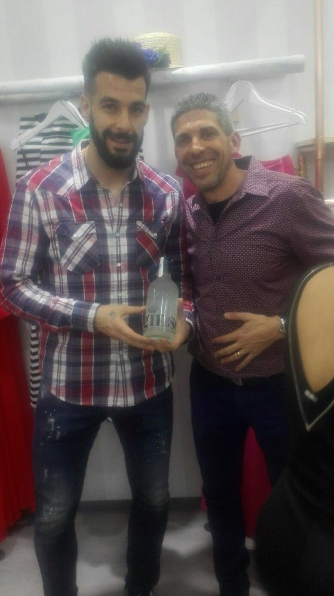 Negredo disfrutando de GInself!!@BODEGASBIOSCA <a href="/bodegasgargallo/">Bodegas Gargallo</a> <a href="/miguerausell/">Miguel Angel Rausell</a> <a href="/eccejato/">Javier Pastor</a> <a href="/HMX_development/">Haromex Development BV</a> @