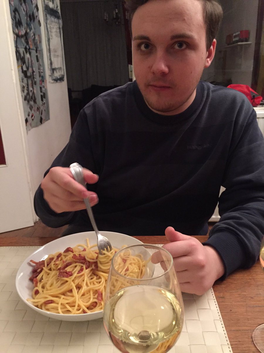 taroleo_'s tweet photo. #carbonara, wine and chat about the old times #Thameshouse https://t.co/PmjlEFc3Mn