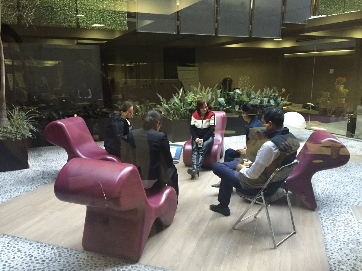 kristelcover's tweet photo. Teaching them the basics of #userresearch to understand their crowd and design their #userjourneys @ #uxschool https://t.co/nvd20DADw2