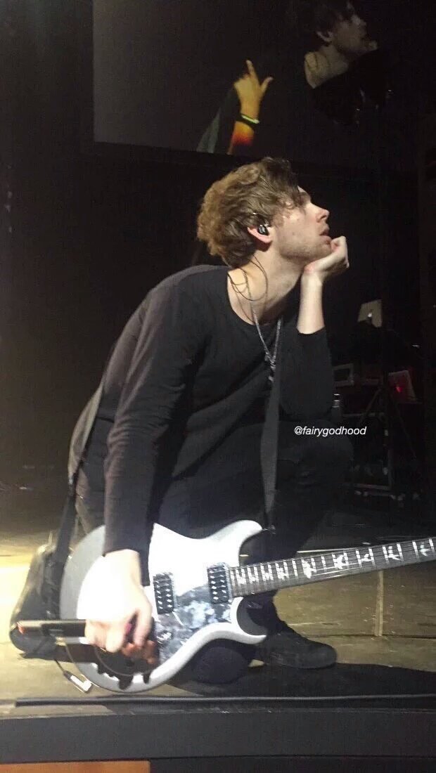 5SOSTumblrx's tweet photo. nope nope nope nope #5SOSFam #BestFanArmy #iHeartAwards https://t.co/sNwOdc0Beh