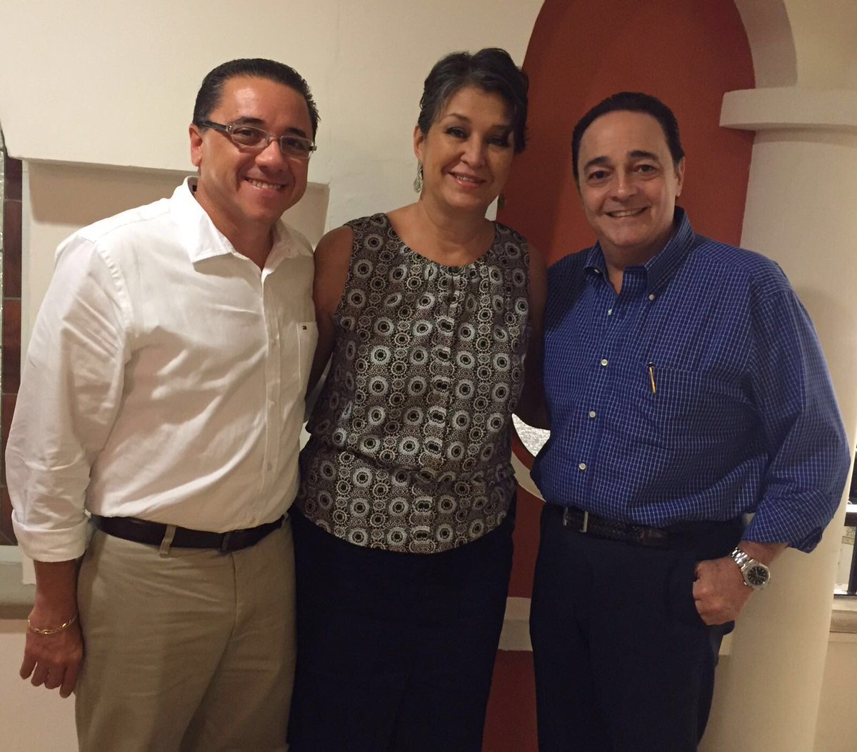 Carolina Cardenas, <a href="/victorlozanop/">VICTOR HUGO LOZANO</a> y <a href="/ArmandoCasaresE/">Armando Casares E.</a> promoviendo #VenAMeridaBlanca