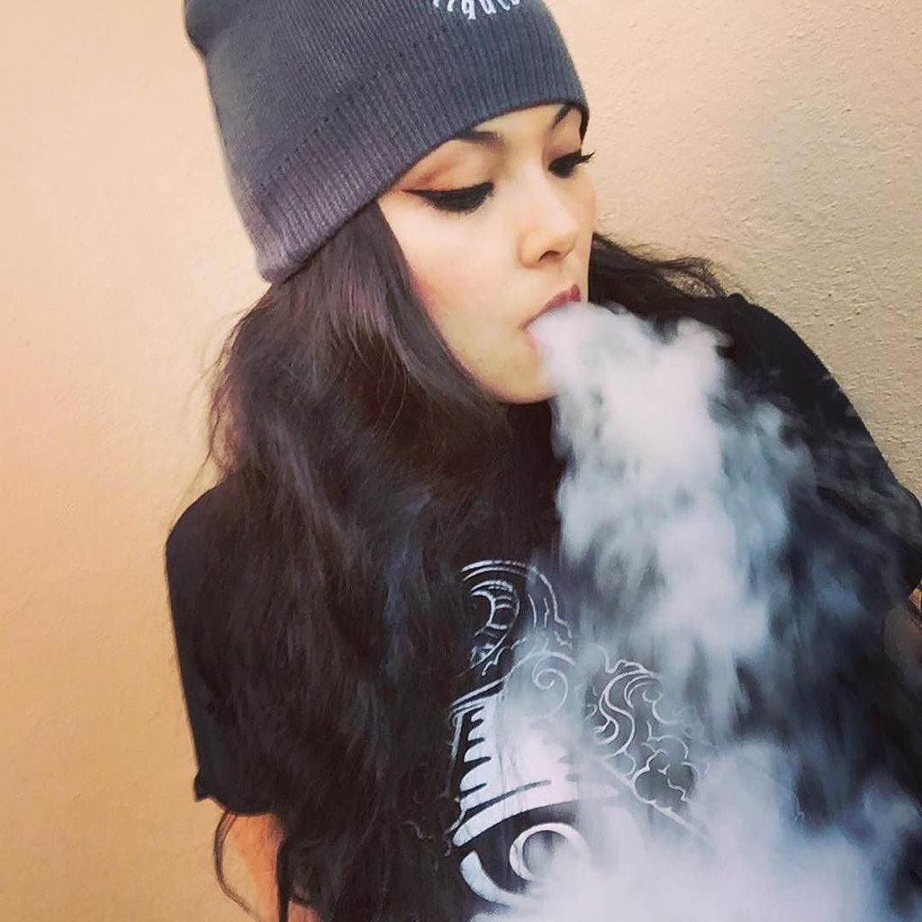 vapebot's tweet photo. By @the.vaping.vixen
Vape, poses &amp; ski-slope noses 😘
#westcoastvapers #worldwidevapers #te… https://t.co/QoB7nFmT0g https://t.co/yIpIYwp7CF
