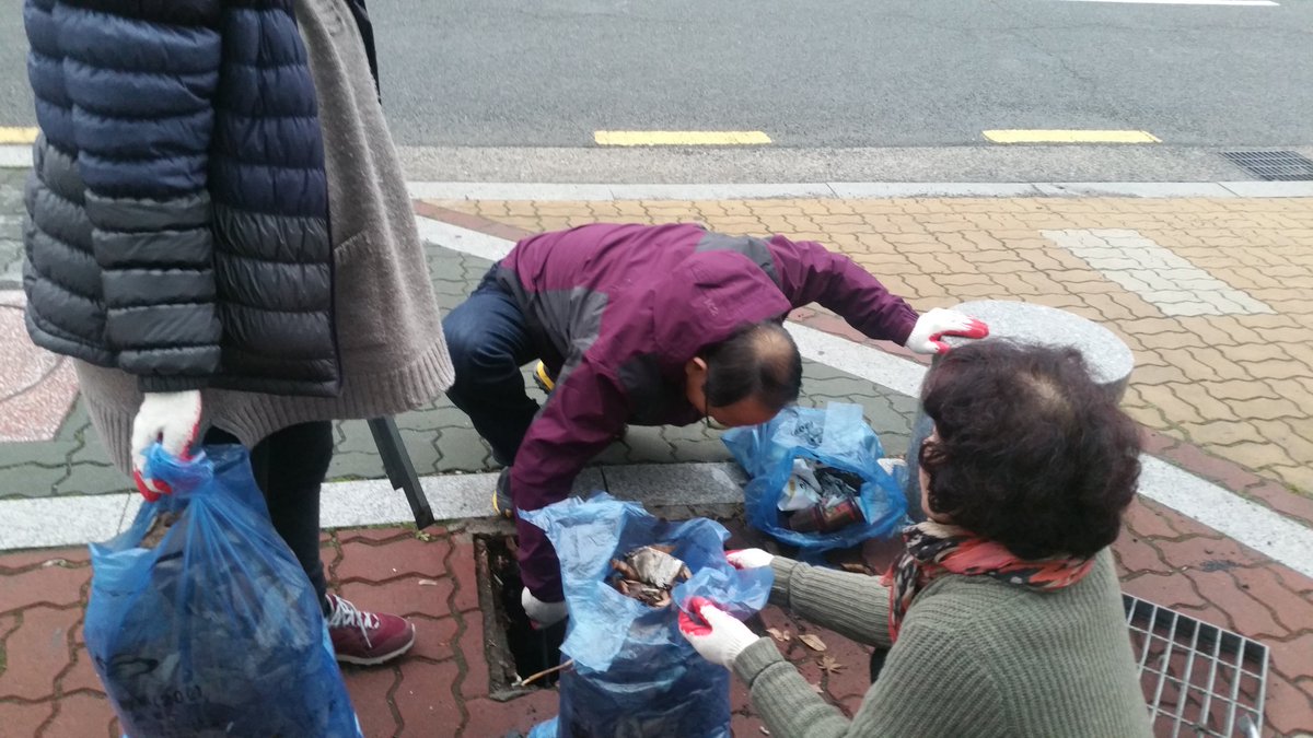 정관읍새마을협의회(회장 안종은),부녀회(회장 조숙자)에서는 2016. 3.5(토)오전7시부터 정관읍 일대 불결지정비와 침수의 원인인 맨홀 정비를 실시하였다.