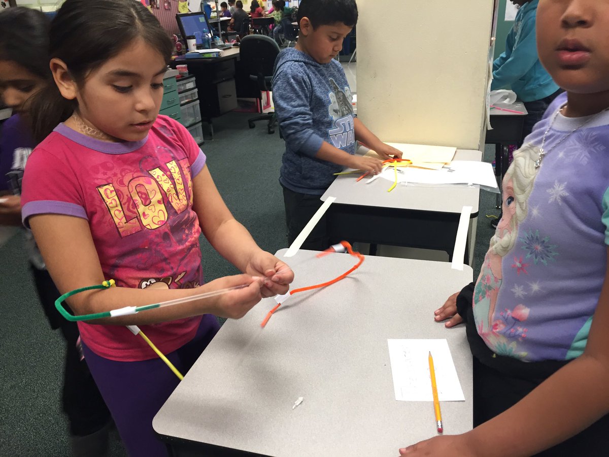 Forman2ndGrade's tweet photo. Mrs.Williams' Class is building bridges! #formanlearns  #formanfalcons  #engineering https://t.co/205nZ4csoY