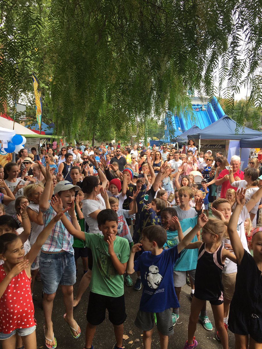 AlbertParkPS's tweet photo. #Flashmob #APPSFete style https://t.co/pG4JK2Rg2L