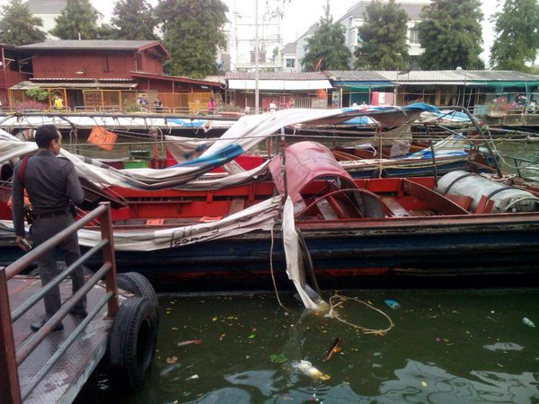 NationOnlineth's tweet photo. เรือโดยสารคลองแสนแสบ เกิดระเบิด บริเวณท่าเรือวัดเทพลีลา มีผู้บาดเจ็บ cr.นัตยา ป่อเต็กติ๊ง  https://t.co/KRlzLJGn7G https://t.co/npAMKJwKZH