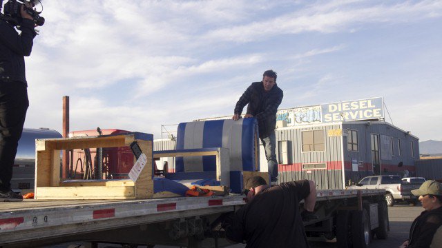 FoodNetwork's tweet photo. .@AmandaFreitag and @TyPennington are renovating a Vegas truck stop on tonight's #DinerRevival at 8:30|7:30c. https://t.co/ZwStr1i6sY