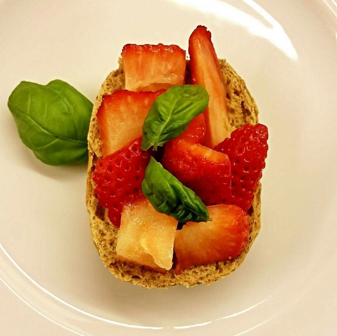 UhligCorinna's tweet photo. #weekend #breakfast #buns with #strawberries and some #basil #leafs #healthy #relax #fit #follow #fruity #frukter https://t.co/HO2mSoaonl