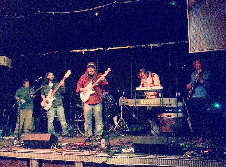 imcassy's tweet photo. Strong, unique music &amp; a great show! Bonus: no skinny jeans 🤗#SkinnyJeansAreManly #SaidNoOneEver @Tapebenders https://t.co/w2YlWlqrE7