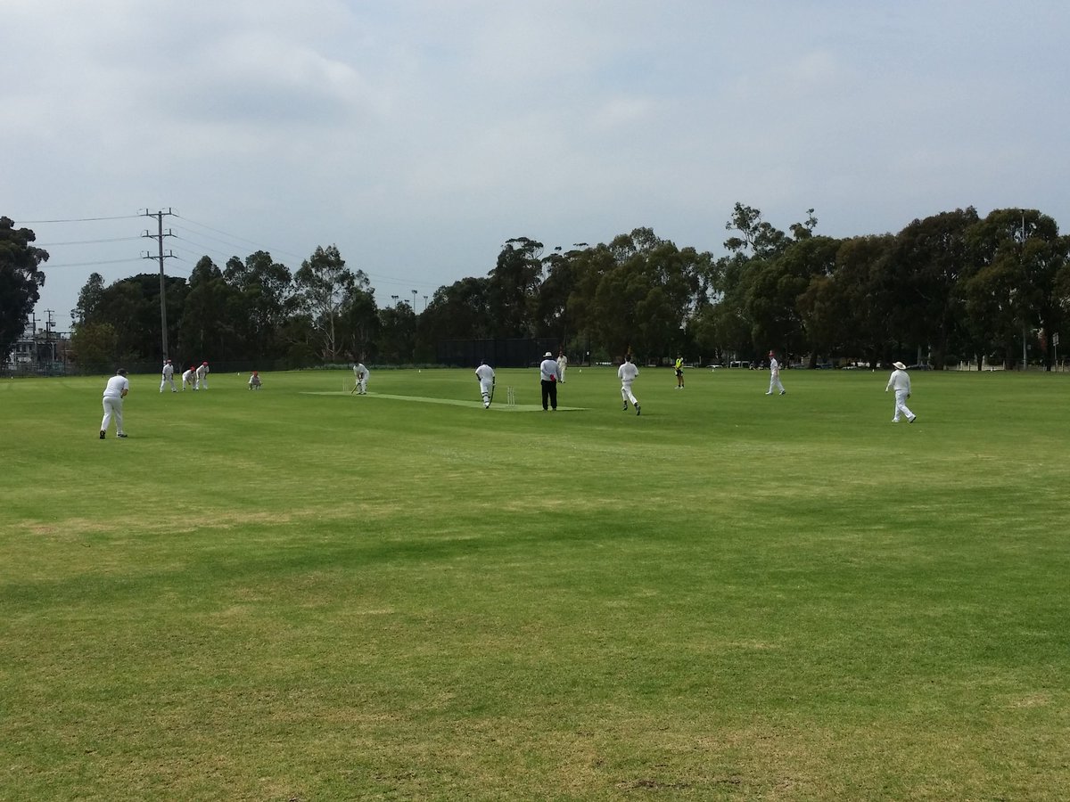 UberXGuyMelb's tweet photo. @Uber_Australia Love to watch a few overs of local cricket, waiting for the next fare #livingthelife with #UberX https://t.co/aKSr3PWqNy