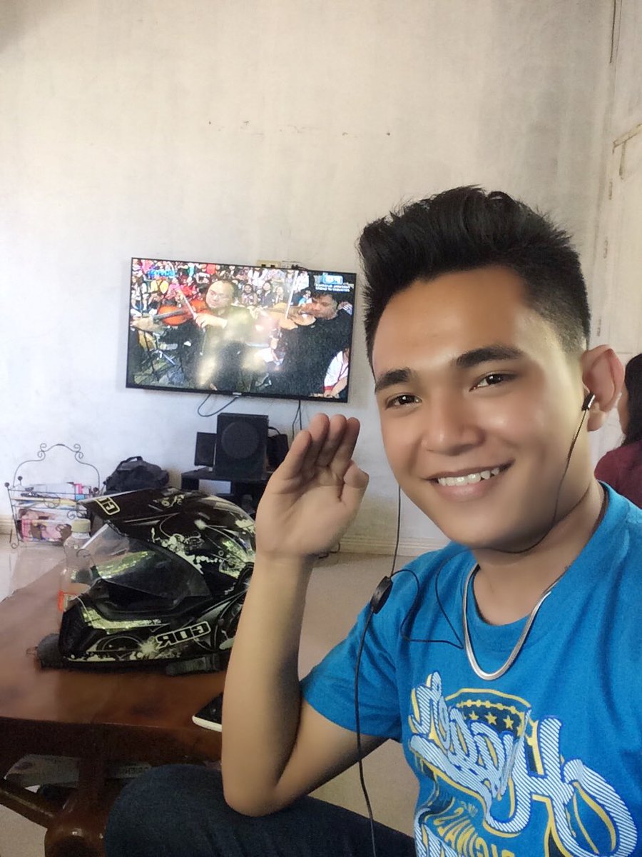 jaLiLsumangca16's tweet photo. Watching aldub ❤️

#ALDUBMaineEvent 
#ALDUBMysteryBox https://t.co/Cwrq6wHz09