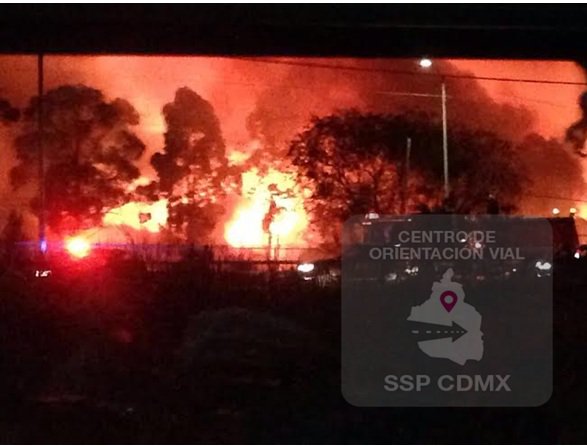Fuerte incendio en pastizales de Cuemanco - CcwA2n3VAAApysq