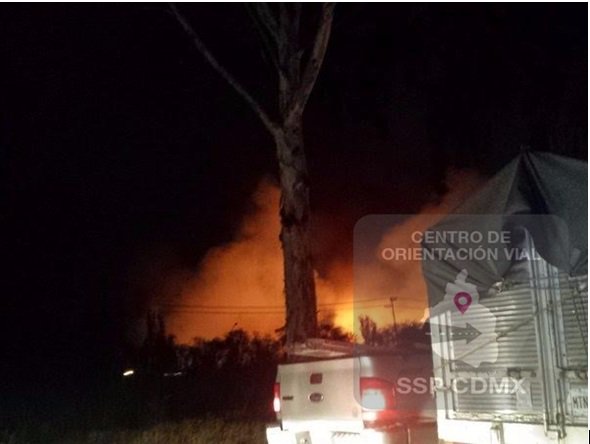Fuerte incendio en pastizales de Cuemanco - CcwA2nKUcAAKgIs